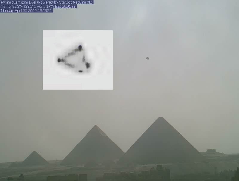 Avvistamento, avvenuto sopra le piramidi di Giza