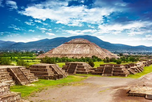 Migliaia di reperti recuperati nel tunnel segreto sotto la piramide di Teotihuacan