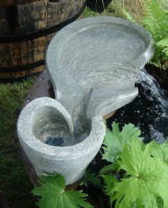 Una delle fontane flowform, ideate da Wilkes.