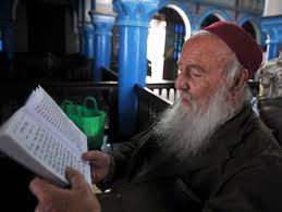 Un rabbino legge la Torah nella sinagoga dell’isola