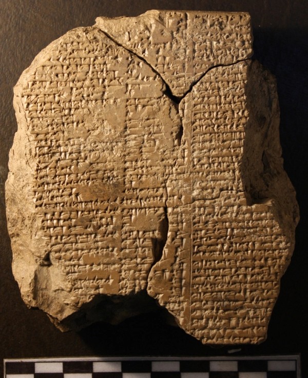 La tavoletta è scritta in caratteri cuneiformi (Farouk Al-Rawi)